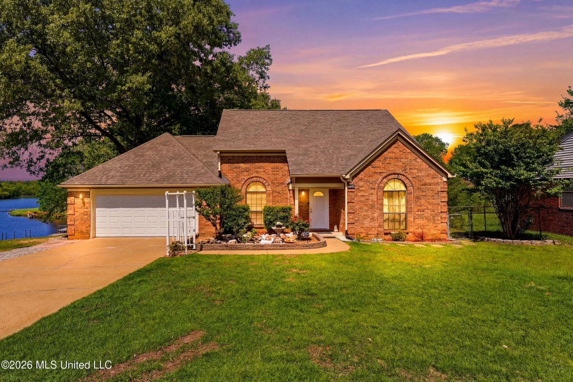 364 Plum Point Cove, Southaven, MS 38671 Main Photo