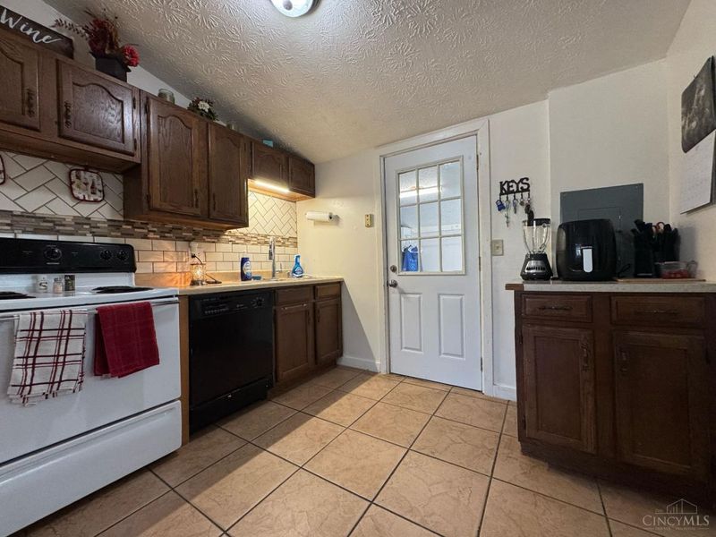 196 Orchard Circle, Blanchester, OH 45107 Photo 8