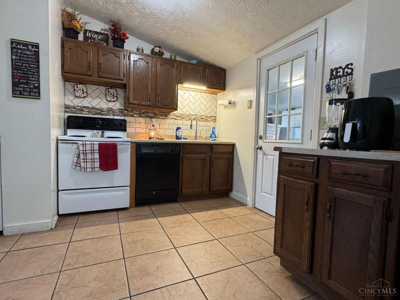 196 Orchard Circle, Blanchester, OH 45107 Photo 9