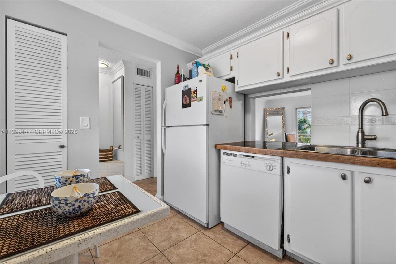 300 NE 14th Ave , Unit 505, Hallandale Beach, FL 33009 Photo