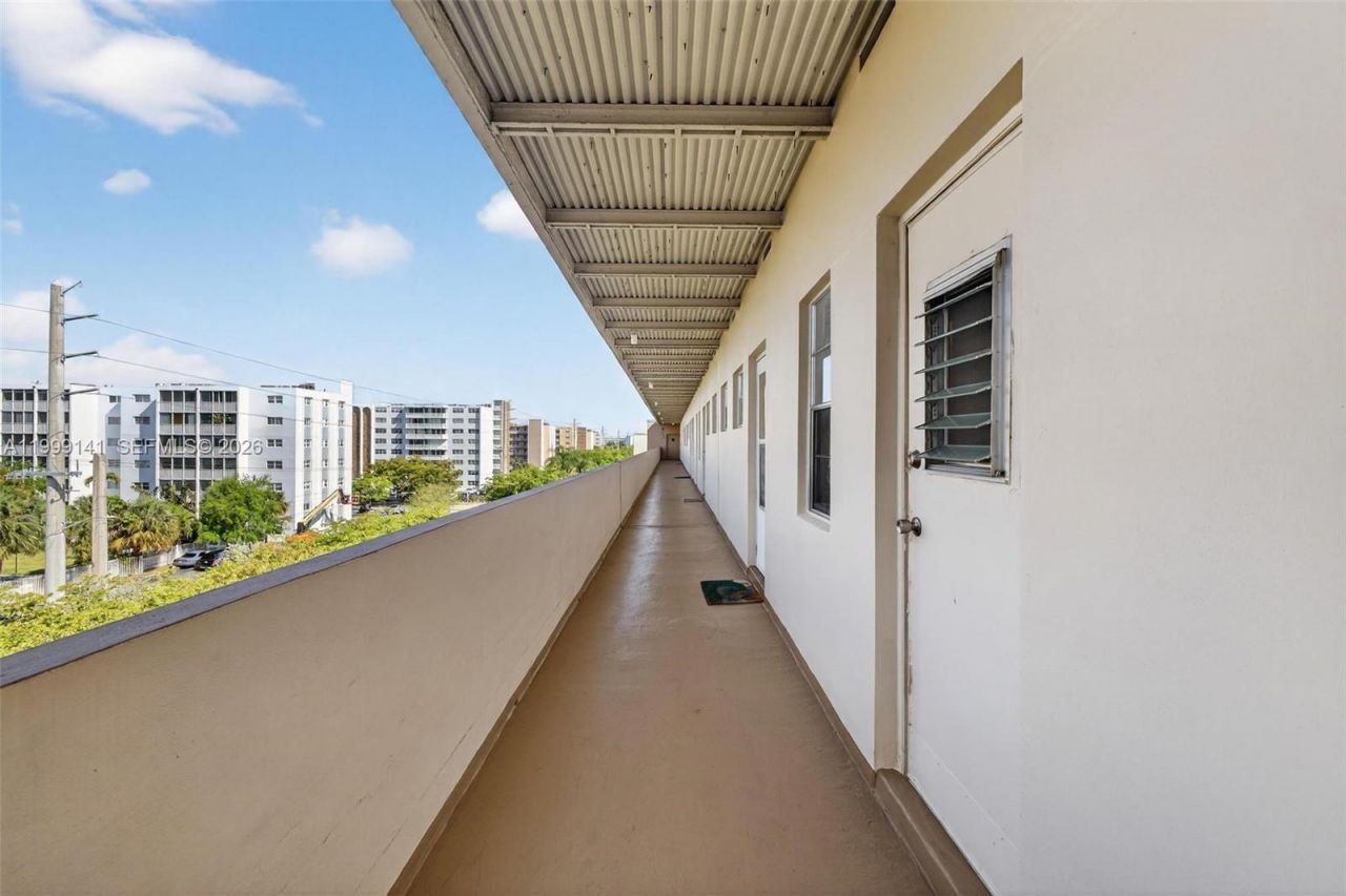 300 NE 14th Ave , Unit 505, Hallandale Beach, FL 33009 Photo