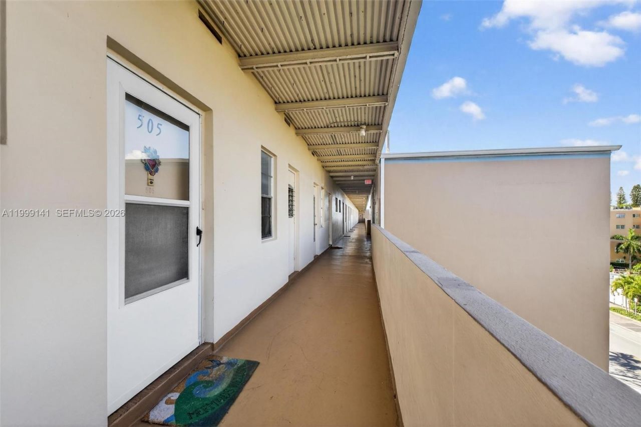 300 NE 14th Ave , Unit 505, Hallandale Beach, FL 33009 Photo