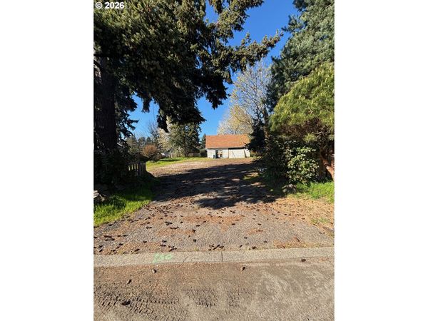 8615 SE ROOTS RD, Clackamas, OR 97015