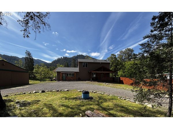 47426 School ST, Oakridge, OR 97463
