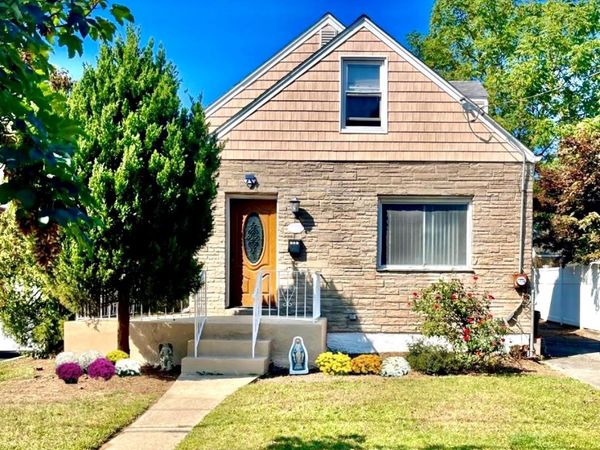 207 Wellington Road S, Garden City South, NY 11530