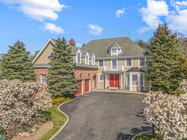 16 Mackay Way, Roslyn, NY 11576