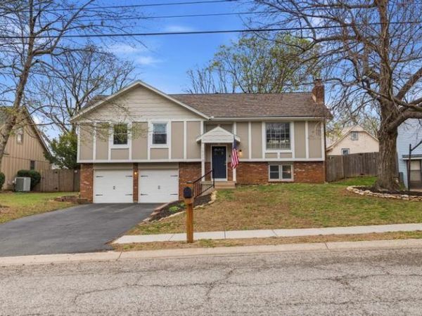 10210 Rosehill Road, Lenexa, KS 66215