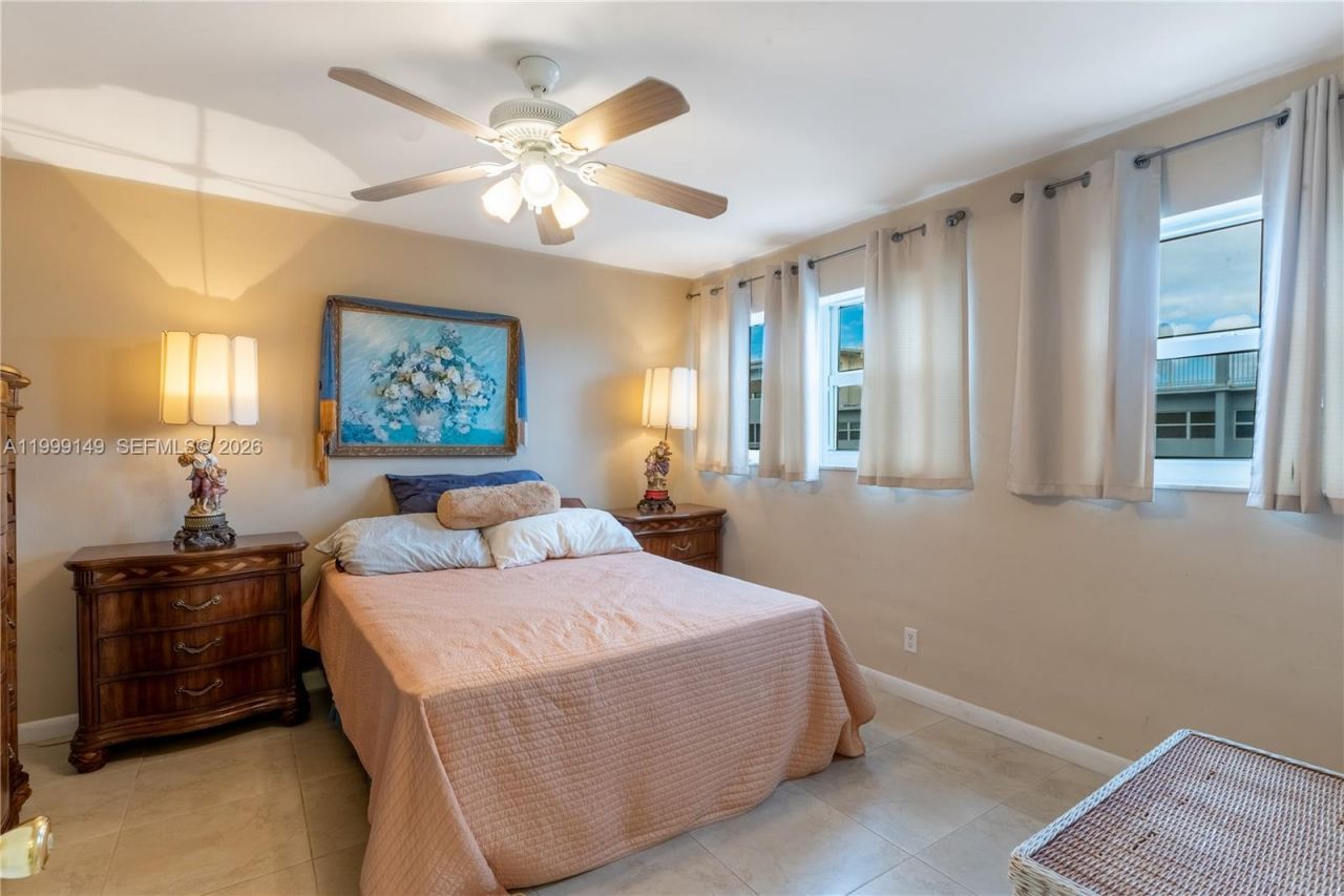 330 SE 2nd St, Unit 405F, Hallandale Beach, FL 33009 Photo