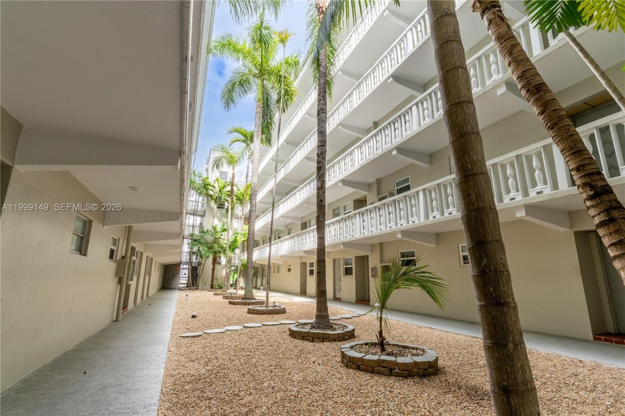 330 SE 2nd St, Unit 405F, Hallandale Beach, FL 33009 Photo