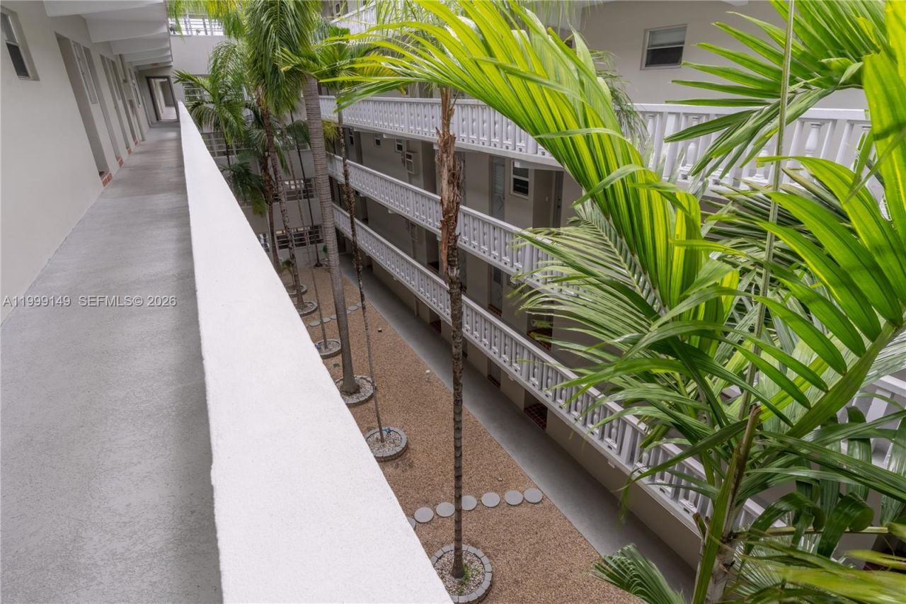 330 SE 2nd St, Unit 405F, Hallandale Beach, FL 33009 Photo