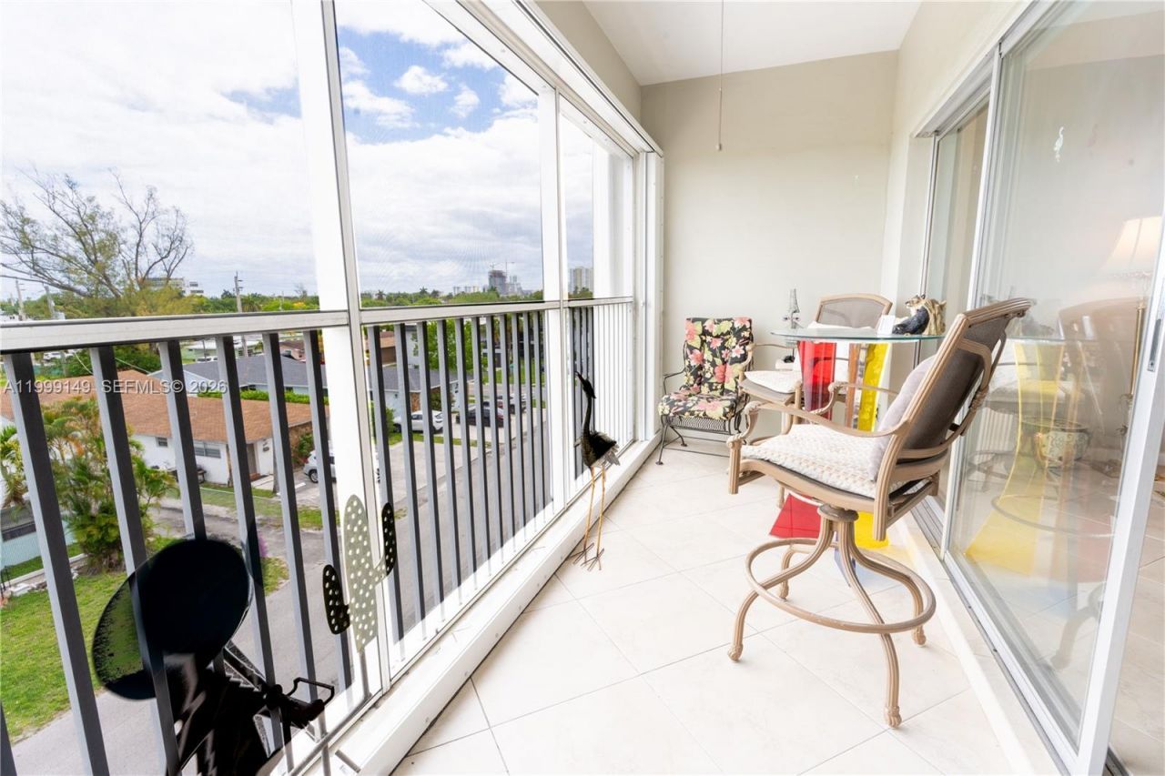 330 SE 2nd St, Unit 405F, Hallandale Beach, FL 33009 Photo