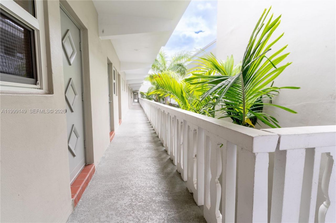 330 SE 2nd St, Unit 405F, Hallandale Beach, FL 33009 Photo