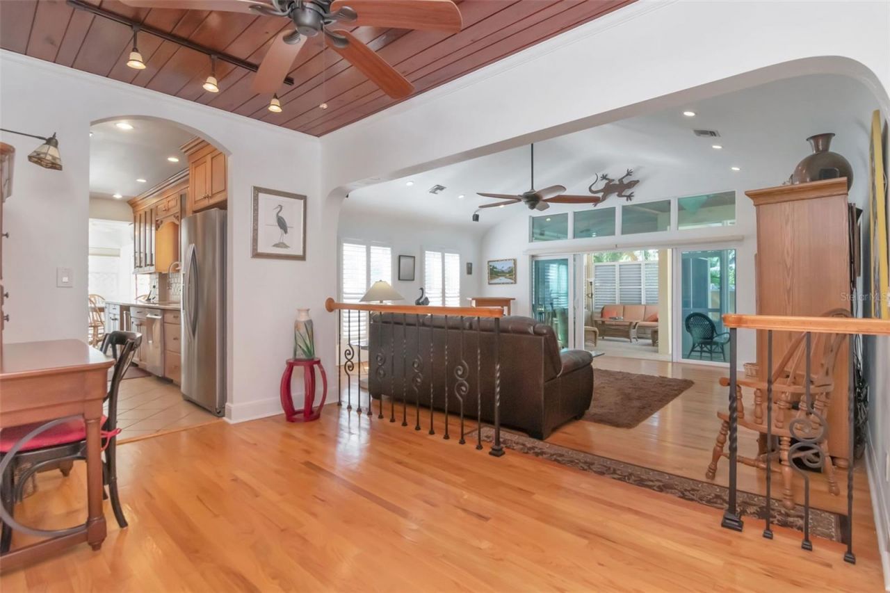 135 25th Avenue Ne, Saint Petersburg, FL 33704 Photo