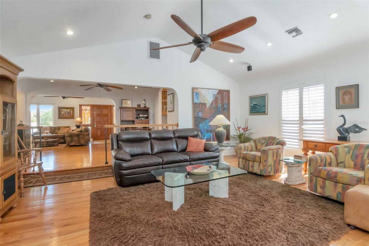 135 25th Avenue Ne, Saint Petersburg, FL 33704 Photo