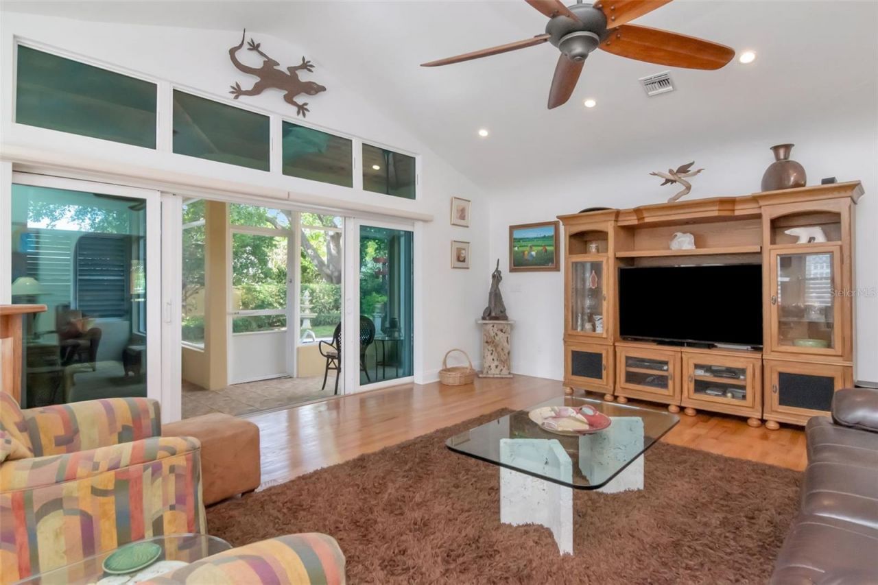 135 25th Avenue Ne, Saint Petersburg, FL 33704 Photo