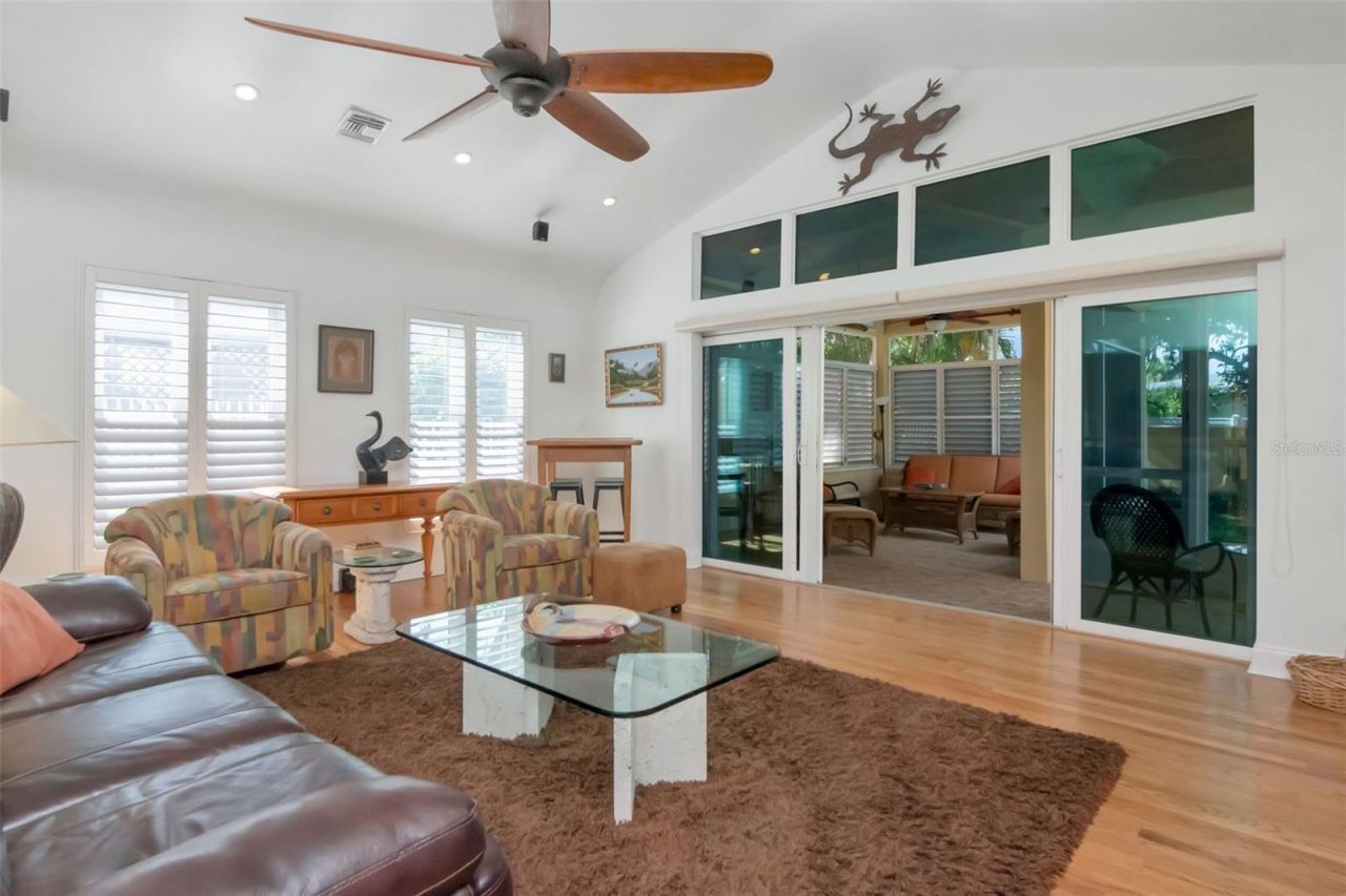 135 25th Avenue Ne, Saint Petersburg, FL 33704 Photo