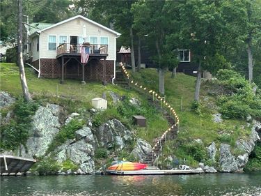 560 W Shore Road, Hammond, NY 13646