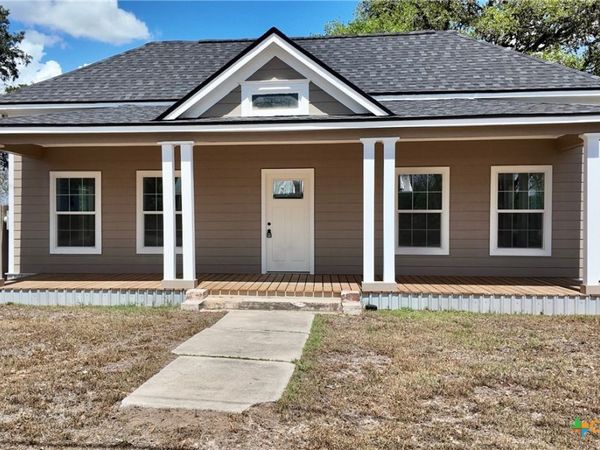 210 Julia St. , Yoakum, TX 77995