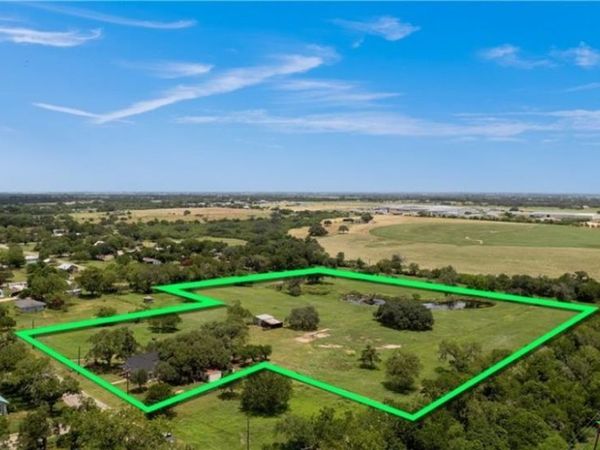 210 Julia St., Yoakum, TX 77995