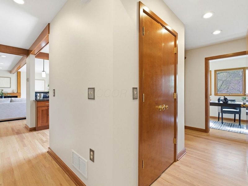 7985 Riverside Drive, Dublin, OH 43016 Photo 5