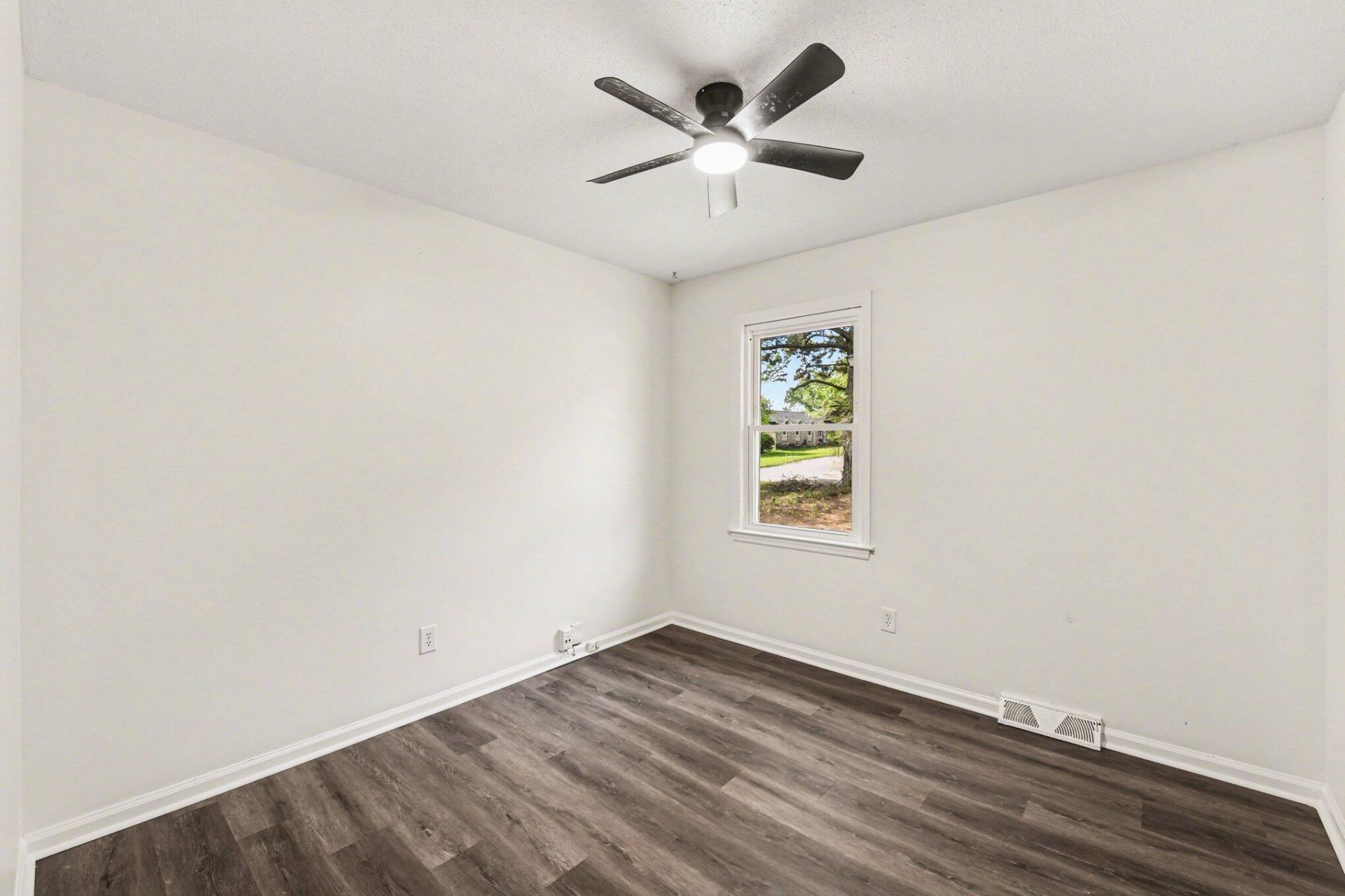 100 Kent Circle Photo 13