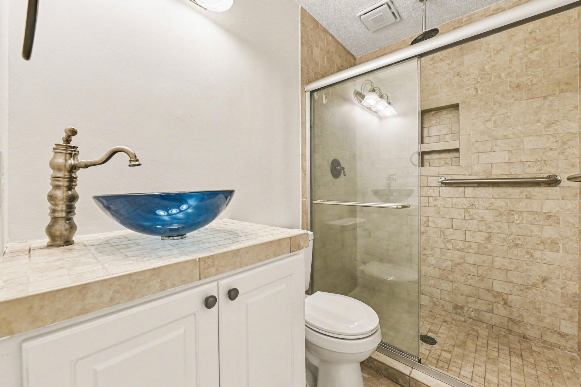 100 Kent Circle Photo 15