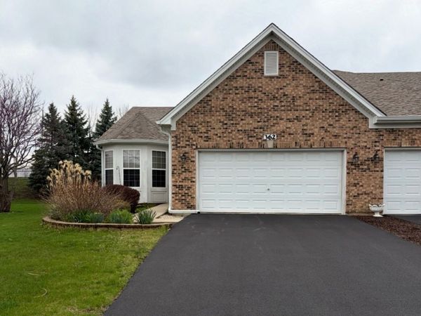 362 Woodhill Drive , Carol Stream, IL 60188