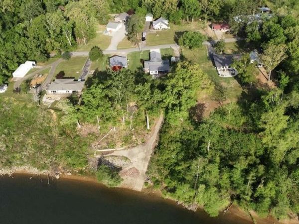 720 RIVERSIDE LN, Crump, TN 38327
