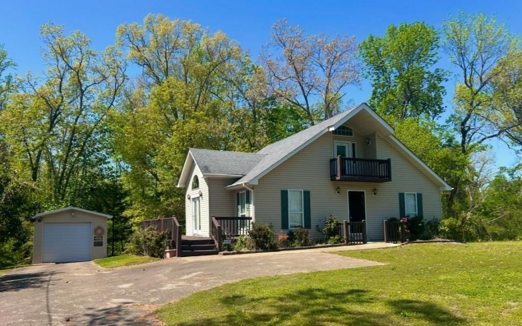 720 RIVERSIDE LN Crump, TN 38327