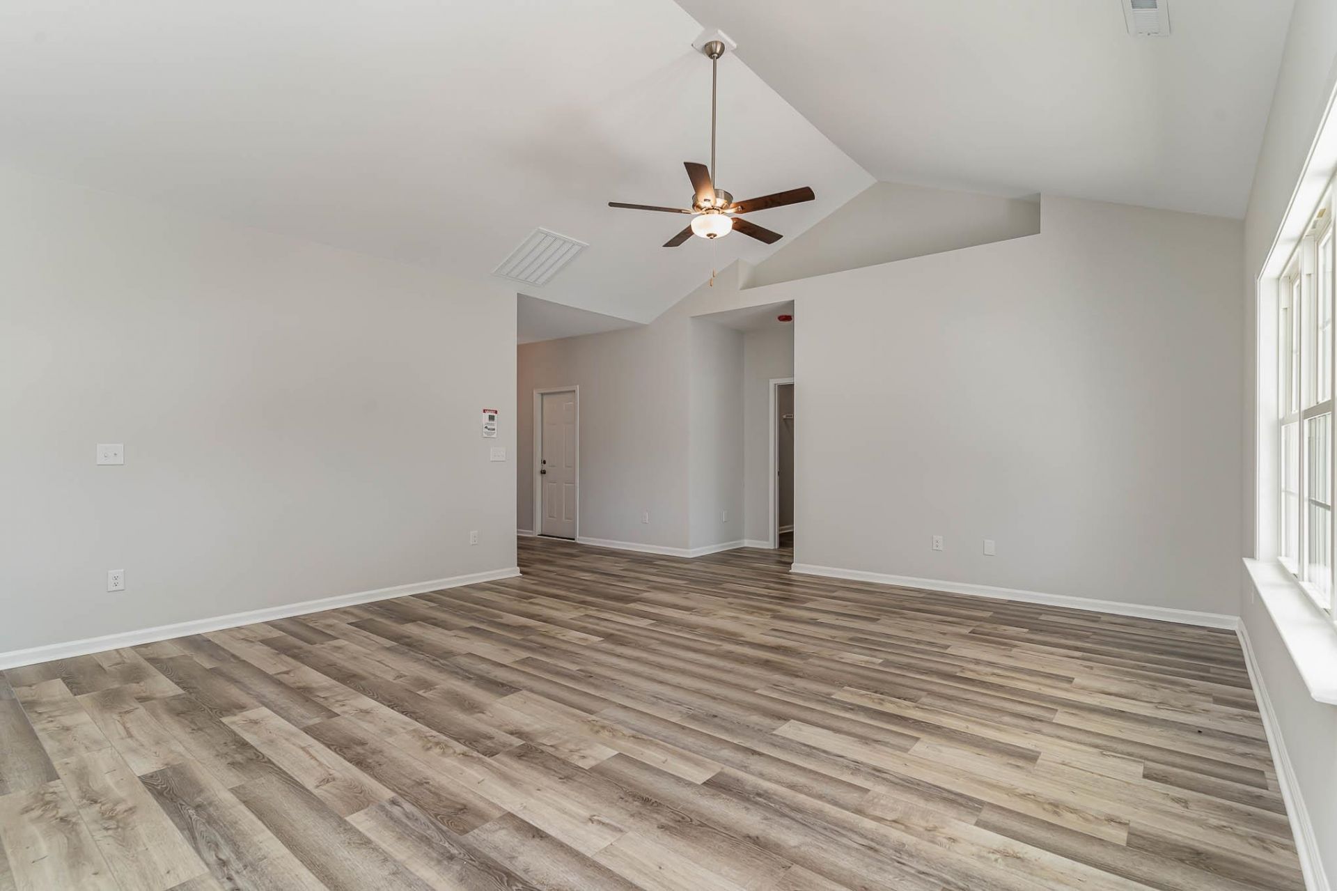 1140 Marley St. Photo 6