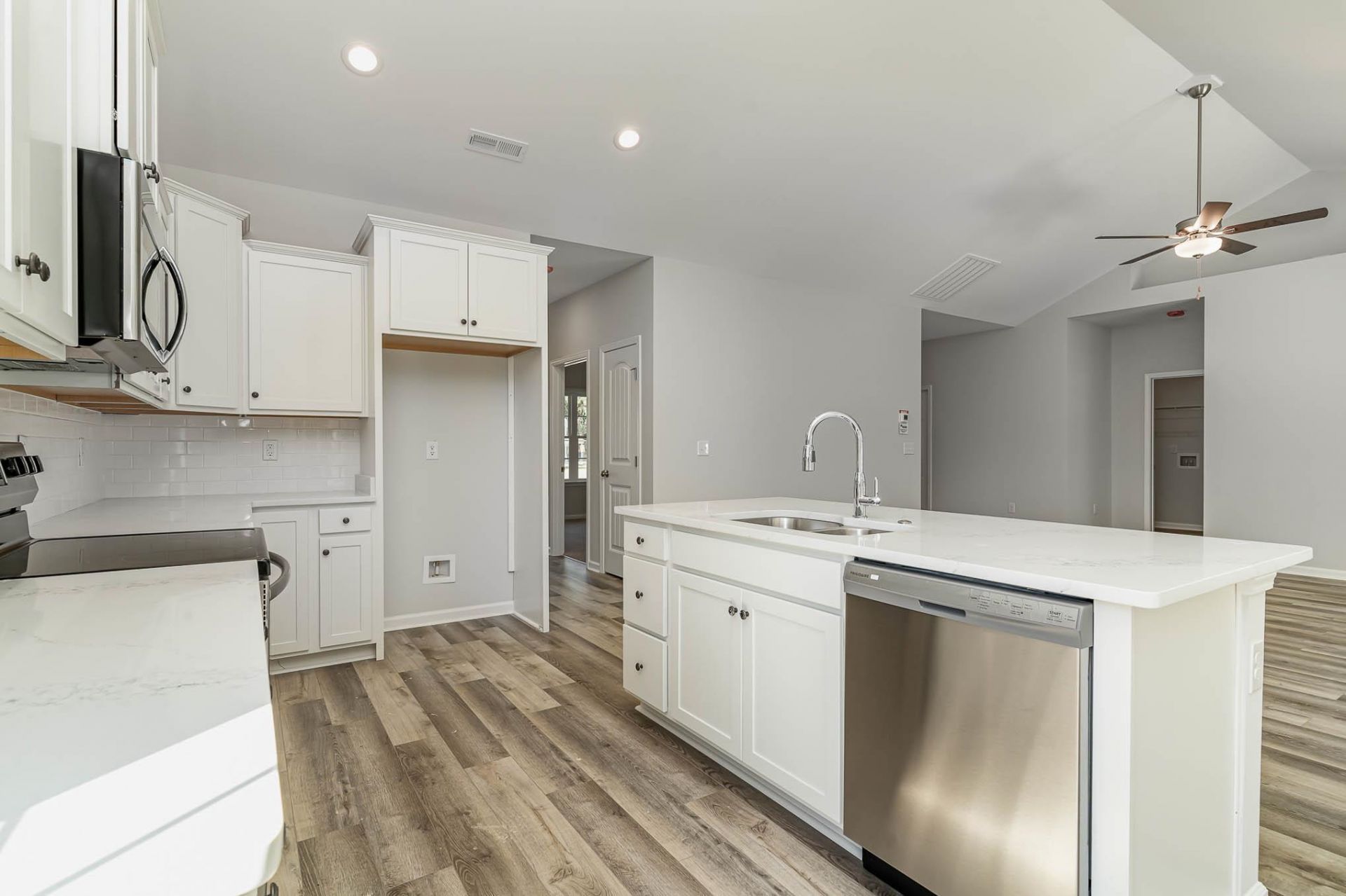 1140 Marley St. Photo 7