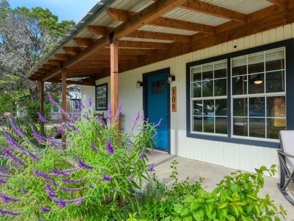 109 Hilltop Dr E, Kerrville, TX 78028