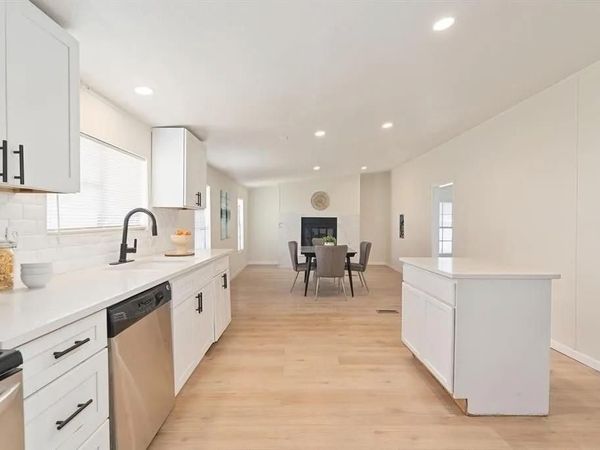 715 Comanche Cove Drive, Granbury, TX 76048