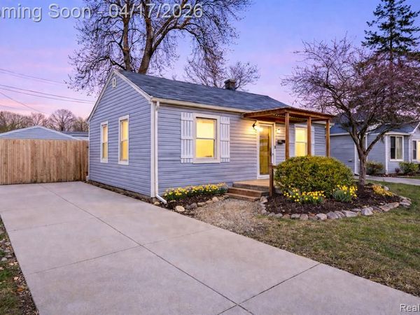 569 E Guthrie Avenue, Madison Heights, MI 48071