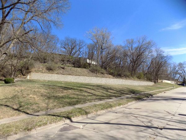 3810 DOUGLAS CT, Sioux City, IA 51104