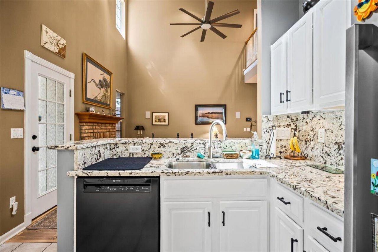 5411 Woodbreeze Drive Photo 18