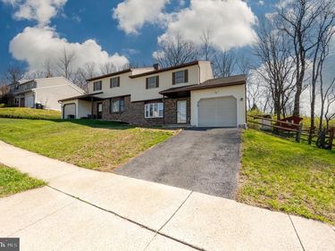 1740 ACORN DRIVE, READING, PA 19608