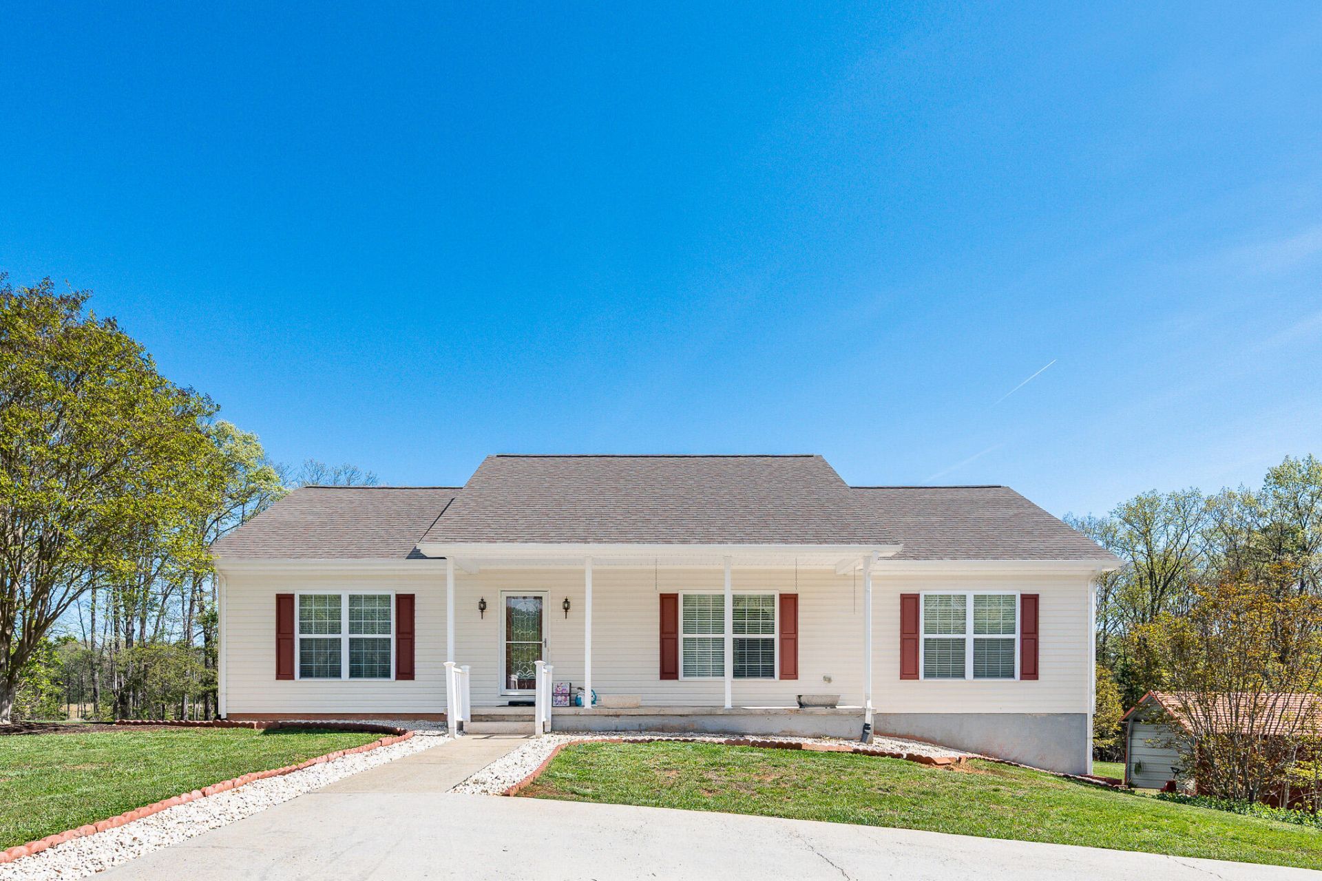 7810 Blue Ridge Dr, Hurt, VA 24563 Main Photo