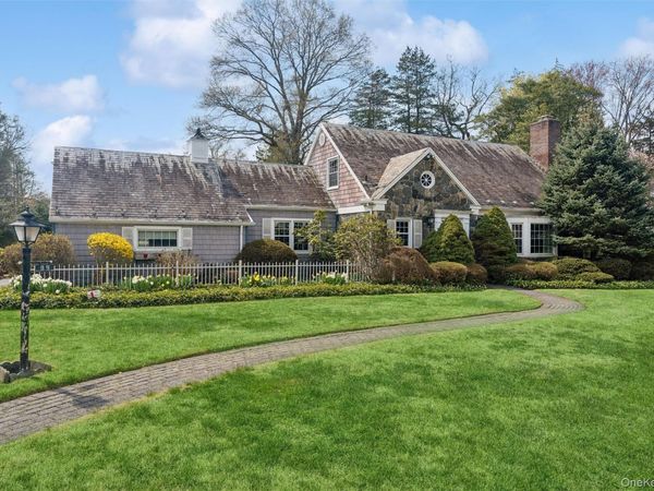 89 Country Club Drive, Port Washington, NY 11050