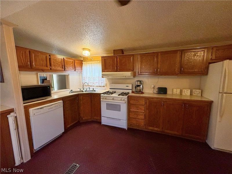 607 Sugar Pines Drive SW, Warren, OH 44076 Photo 17