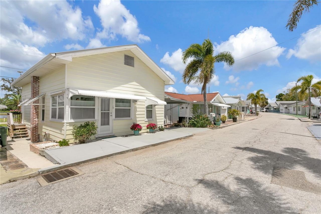 14 Braden Castle Drive, Bradenton, FL 34208 Photo