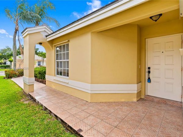 9081 N Lake Park Cir N, Davie, FL 33328
