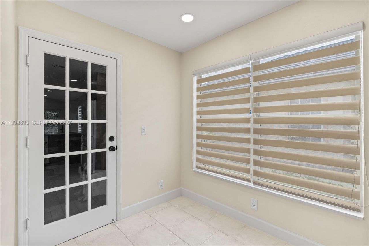 9081 N Lake Park Cir N, Davie, FL 33328 Photo