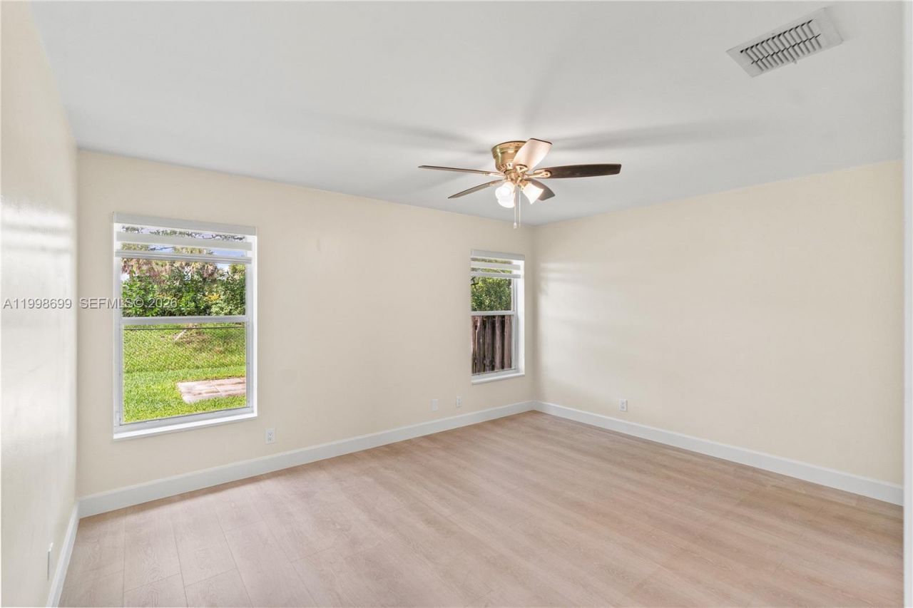 9081 N Lake Park Cir N, Davie, FL 33328 Photo