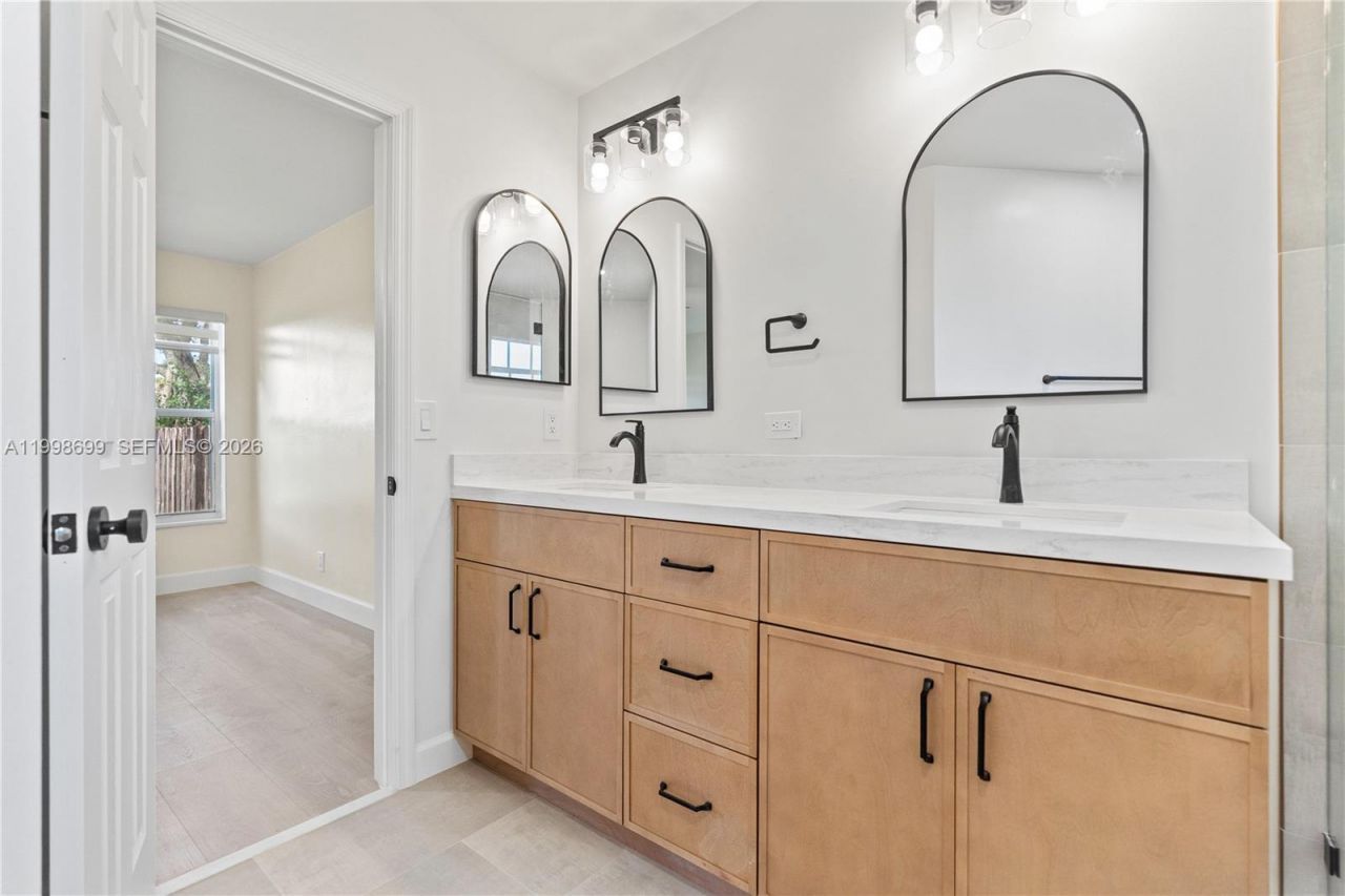 9081 N Lake Park Cir N, Davie, FL 33328 Photo