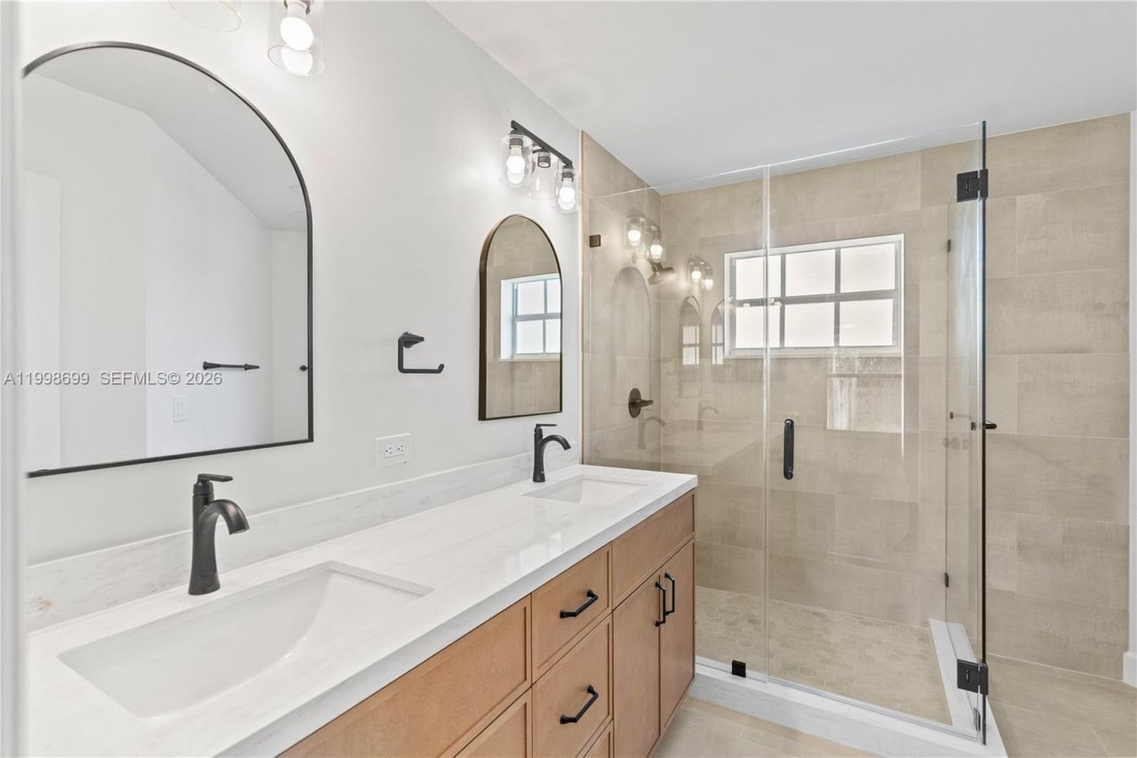 9081 N Lake Park Cir N, Davie, FL 33328 Photo