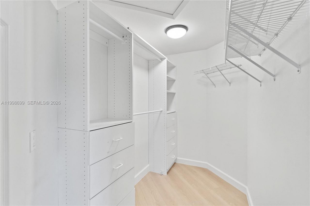 9081 N Lake Park Cir N, Davie, FL 33328 Photo