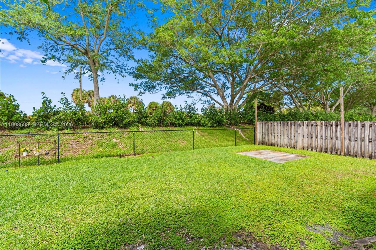 9081 N Lake Park Cir N, Davie, FL 33328 Photo