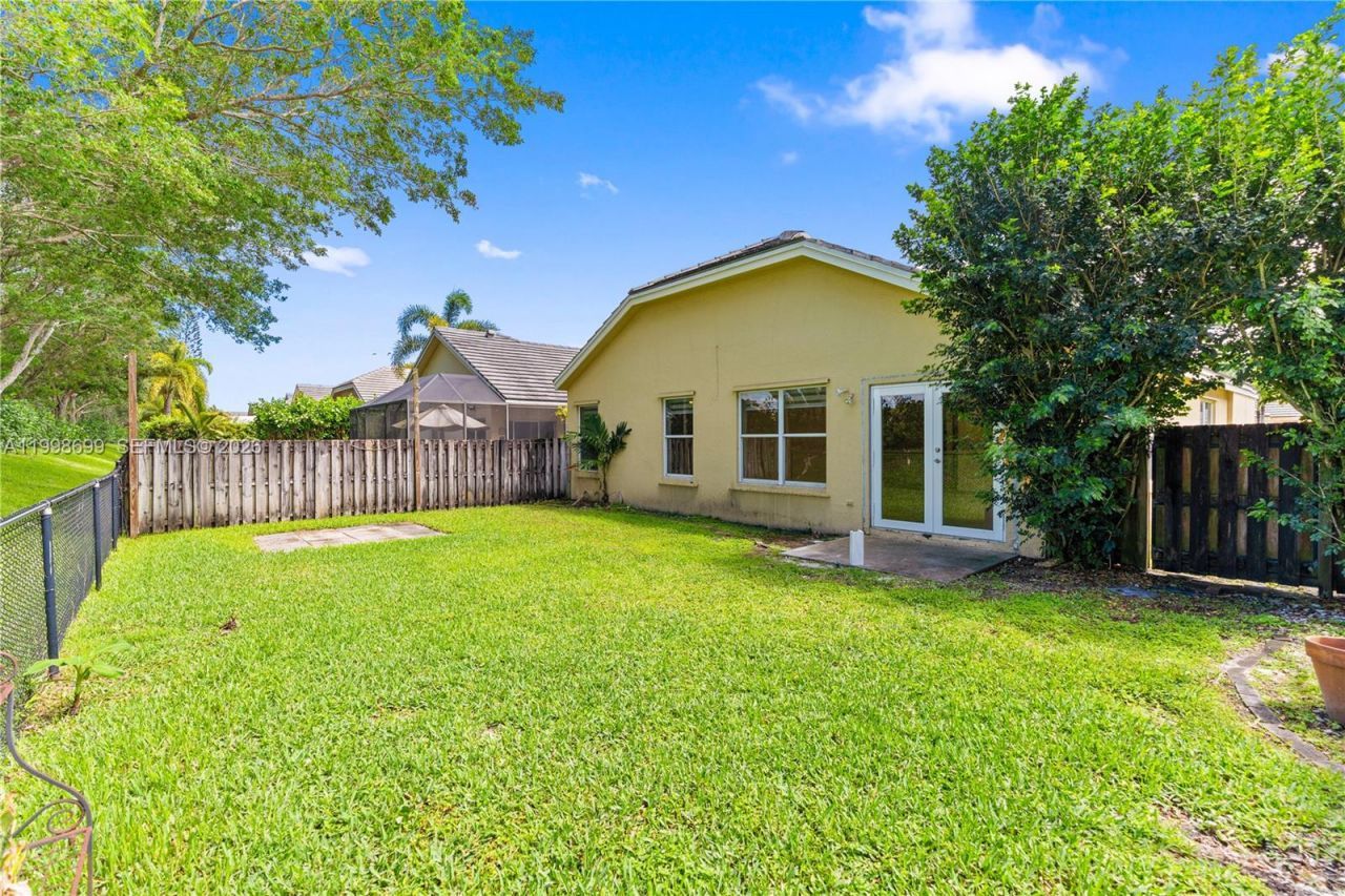 9081 N Lake Park Cir N, Davie, FL 33328 Photo