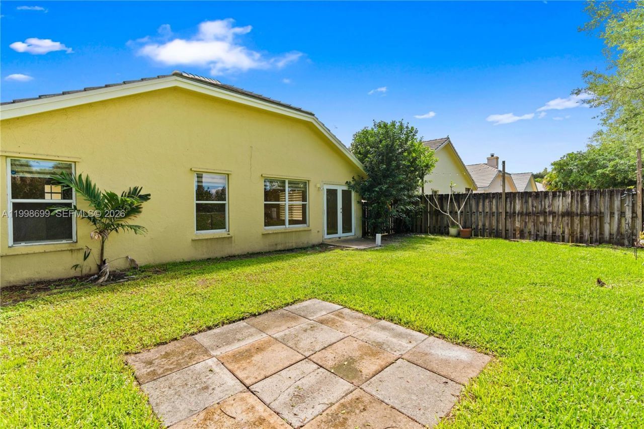 9081 N Lake Park Cir N, Davie, FL 33328 Photo